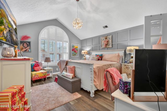 8112 Saint Andrews Village Dr, Louisville, KY 40241