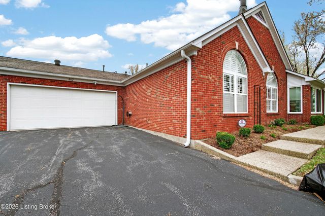 8112 Saint Andrews Village Dr, Louisville, KY 40241
