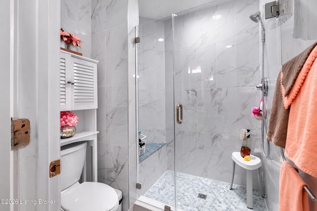 8112 Saint Andrews Village Dr, Louisville, KY 40241