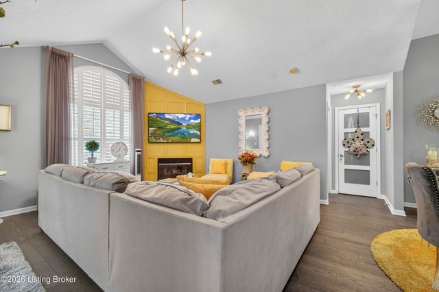 8112 Saint Andrews Village Dr, Louisville, KY 40241