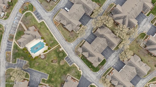 8112 Saint Andrews Village Dr, Louisville, KY 40241