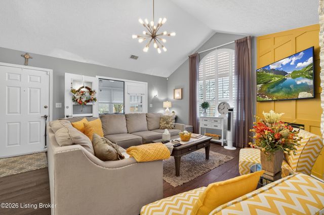 8112 Saint Andrews Village Dr, Louisville, KY 40241