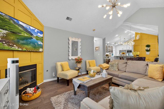 8112 Saint Andrews Village Dr, Louisville, KY 40241