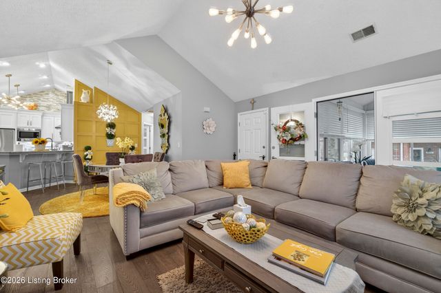 8112 Saint Andrews Village Dr, Louisville, KY 40241