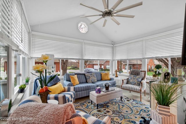 8112 Saint Andrews Village Dr, Louisville, KY 40241