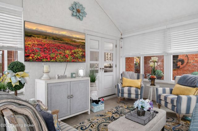 8112 Saint Andrews Village Dr, Louisville, KY 40241