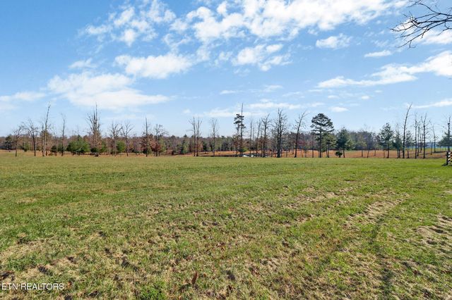 1241 Twin Bridge Rd, Deer Lodge, TN 37726