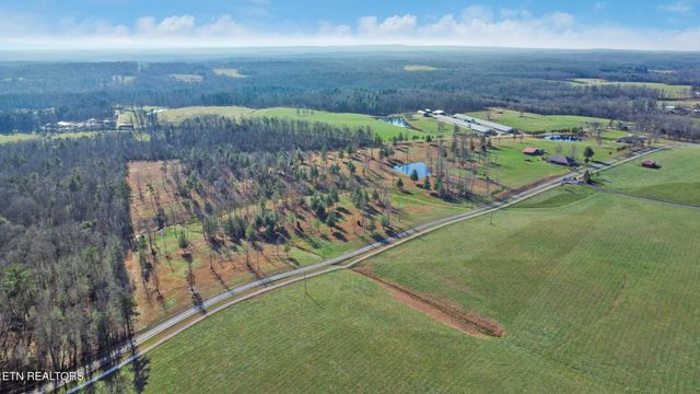 1241 Twin Bridge Rd, Deer Lodge, TN 37726