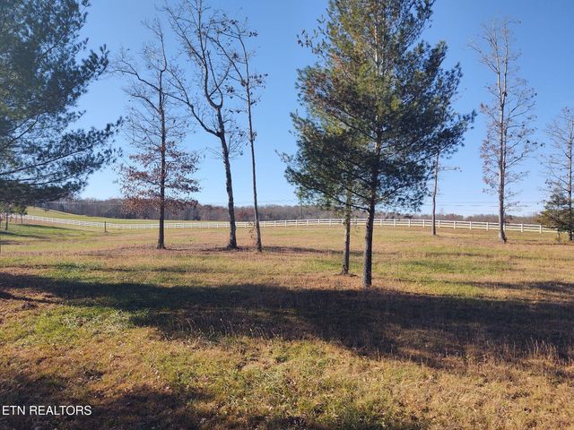 1241 Twin Bridge Rd, Deer Lodge, TN 37726