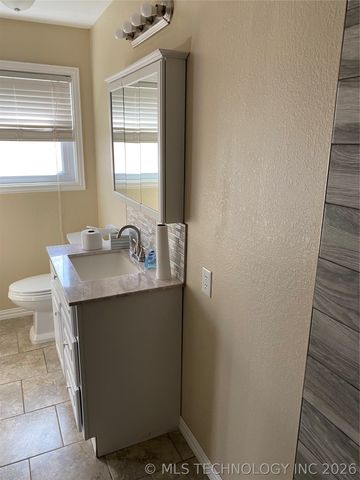 107 N Main Street, Grove, OK 74344