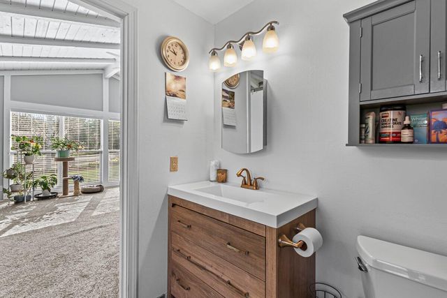 2860 W Griffin Creek Road, Medford, OR 97501