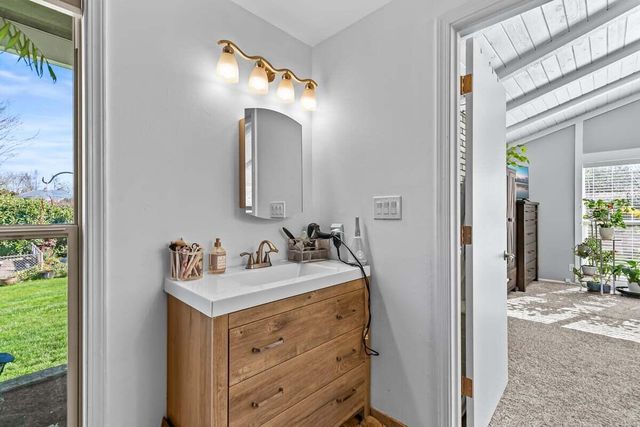 2860 W Griffin Creek Road, Medford, OR 97501