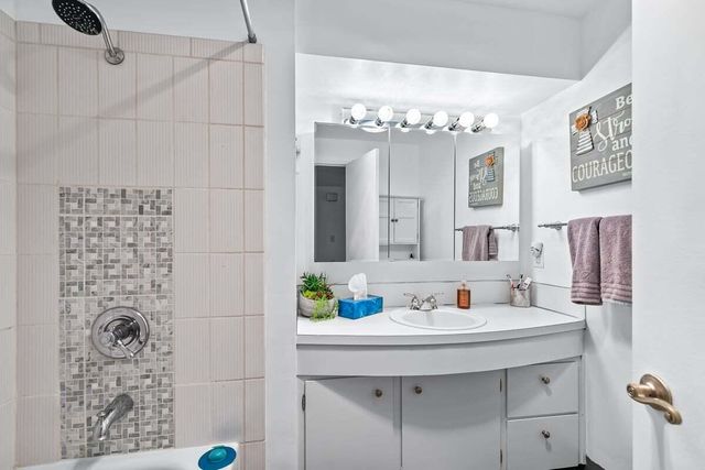 2860 W Griffin Creek Road, Medford, OR 97501