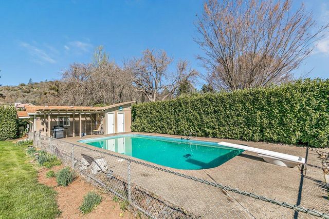 2860 W Griffin Creek Road, Medford, OR 97501