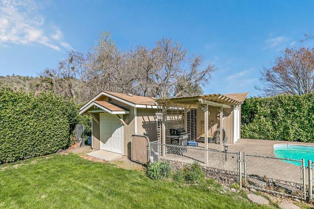 2860 W Griffin Creek Road, Medford, OR 97501