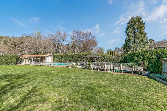 2860 W Griffin Creek Road, Medford, OR 97501