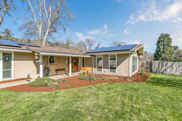 2860 W Griffin Creek Road, Medford, OR 97501