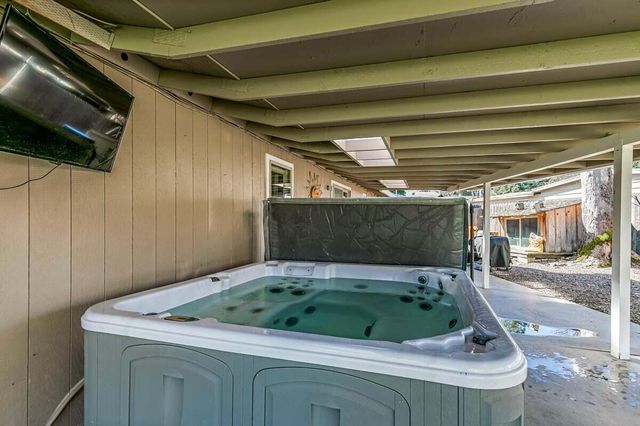 2860 W Griffin Creek Road, Medford, OR 97501