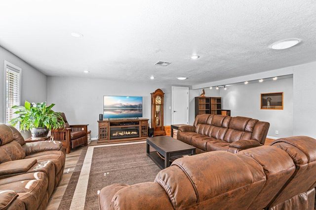 2860 W Griffin Creek Road, Medford, OR 97501