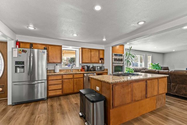 2860 W Griffin Creek Road, Medford, OR 97501