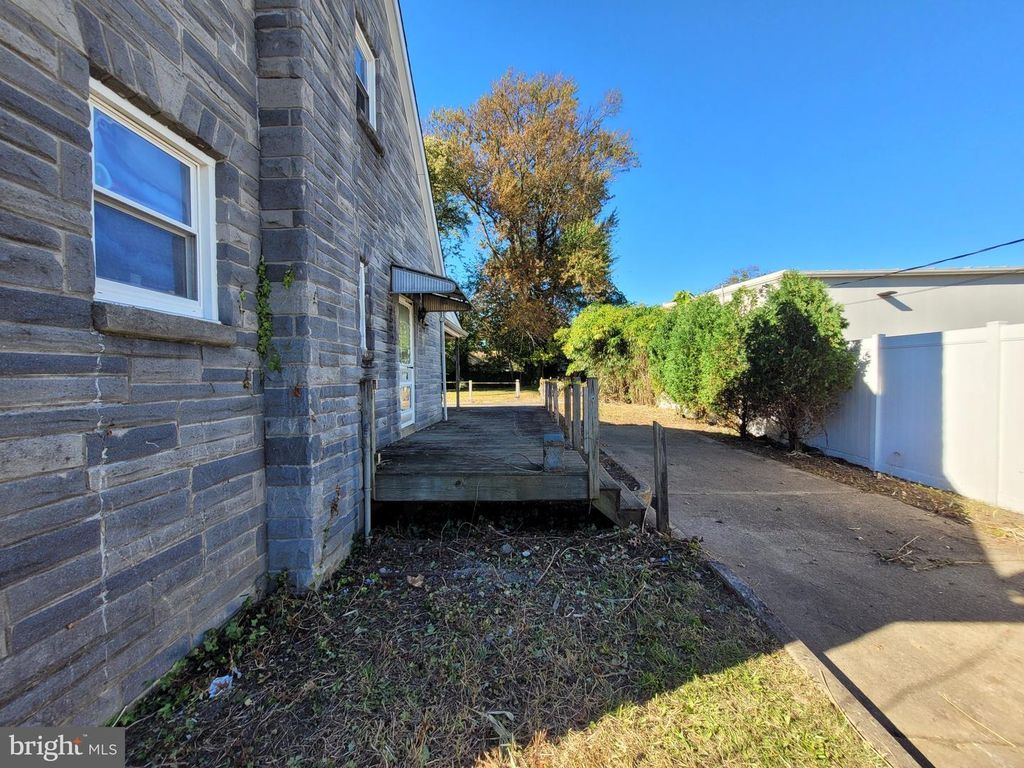 17 W MAPLE AVE, BELLMAWR, NJ 08031 — photo 2
