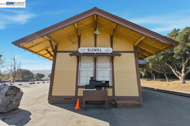 5280 Sheridan Rd, Sunol, CA 94586
