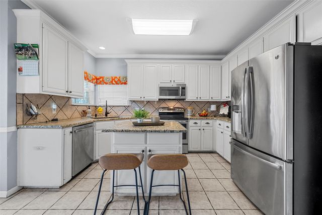 209 Keswick Drive, Hewitt, TX 76643