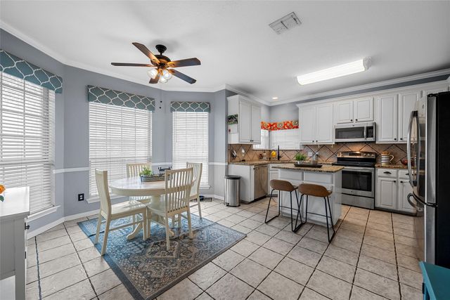 209 Keswick Drive, Hewitt, TX 76643