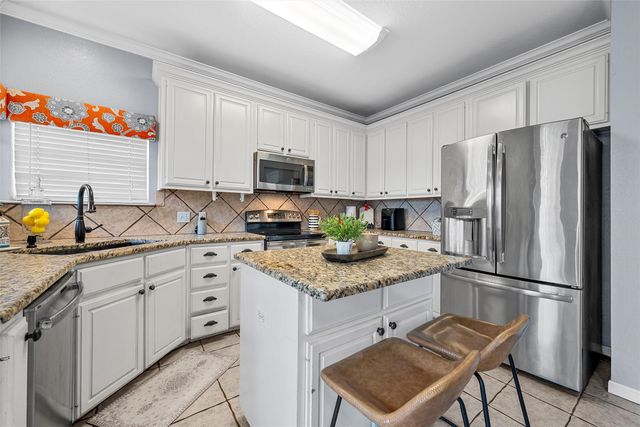 209 Keswick Drive, Hewitt, TX 76643
