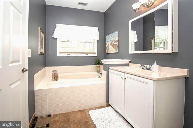 60 E COTTAGE LN E, Columbus, NJ 08022