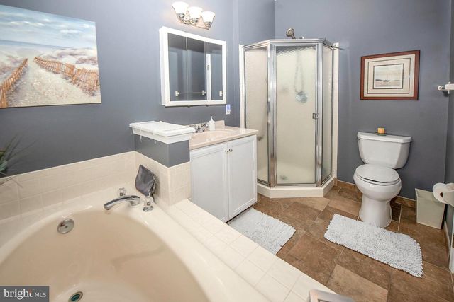 60 E COTTAGE LN E, Columbus, NJ 08022