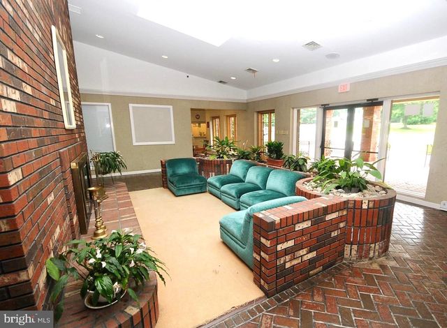 60 E COTTAGE LN E, Columbus, NJ 08022