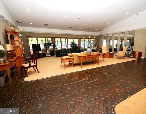 60 E COTTAGE LN E, Columbus, NJ 08022