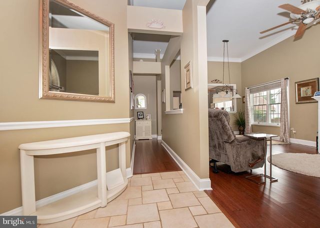 60 E COTTAGE LN E, Columbus, NJ 08022