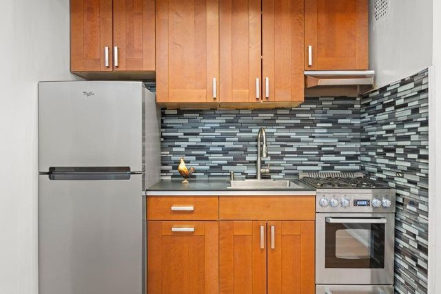 15 Oliver St Apt 3C, New York City, NY 11209