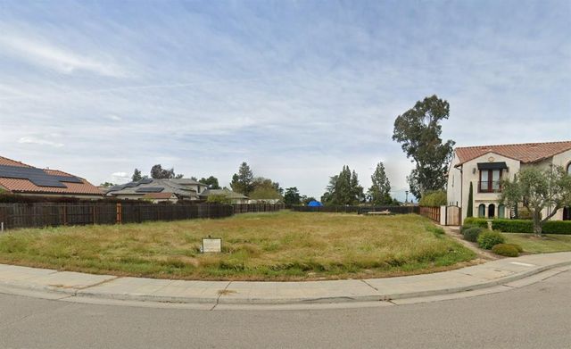 2552 E Sarazen, Fresno, CA 93730