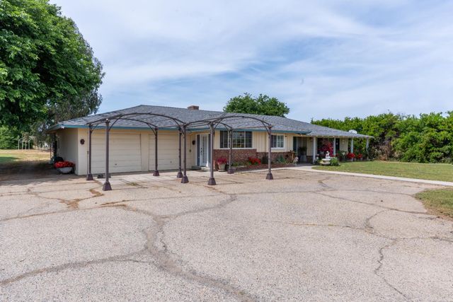 1389 S Highland Avenue, Sanger, CA 93657