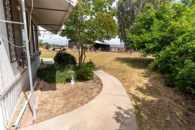 1389 S Highland Avenue, Sanger, CA 93657