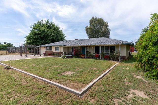 1389 S Highland Avenue, Sanger, CA 93657