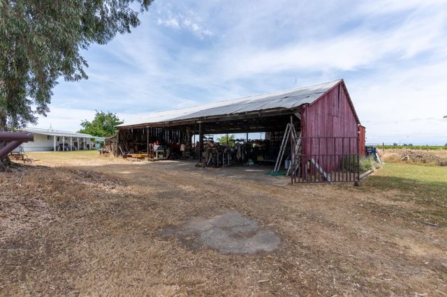1389 S Highland Avenue, Sanger, CA 93657
