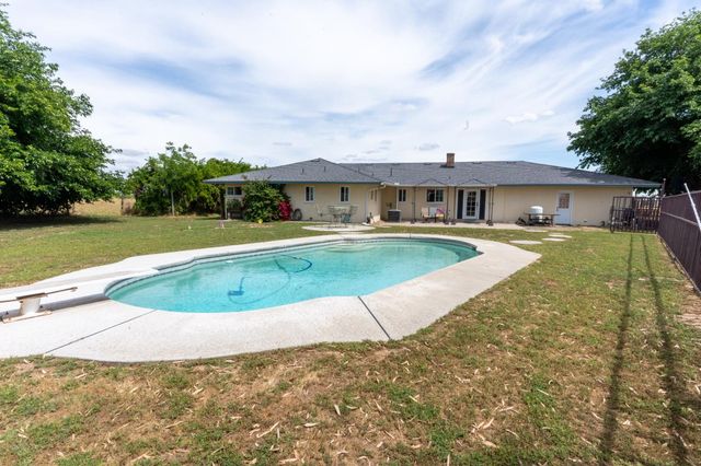 1389 S Highland Avenue, Sanger, CA 93657