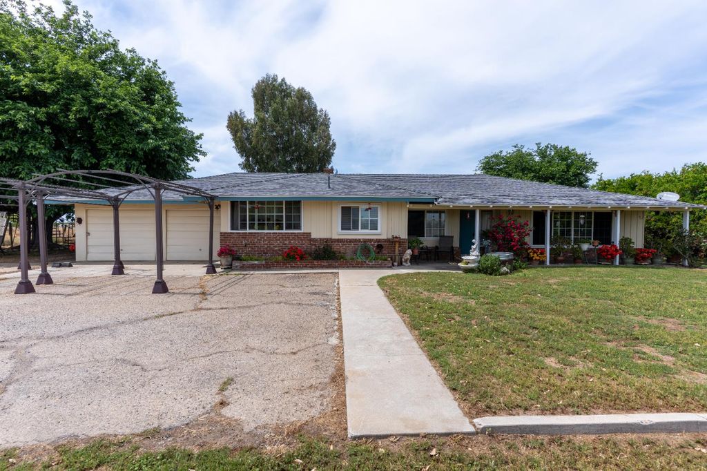 1389 S Highland Avenue, Sanger, CA 93657