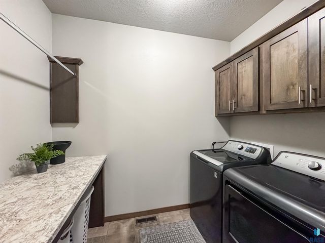 7804 S Brande Park Cir Circle, Sioux Falls, SD 57108