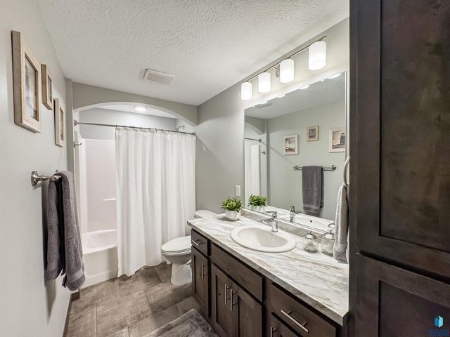 7804 S Brande Park Cir Circle, Sioux Falls, SD 57108