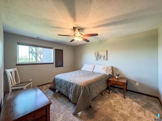7804 S Brande Park Cir Circle, Sioux Falls, SD 57108