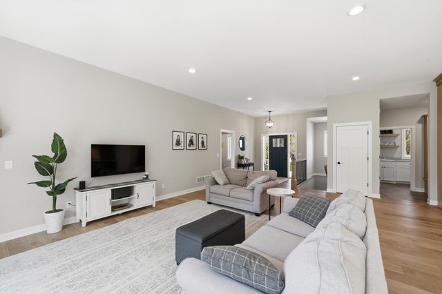 25155 Glen Road, Excelsior, MN 55331