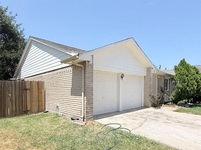 2411 Gunston Ct, Sugar Land, TX 77478