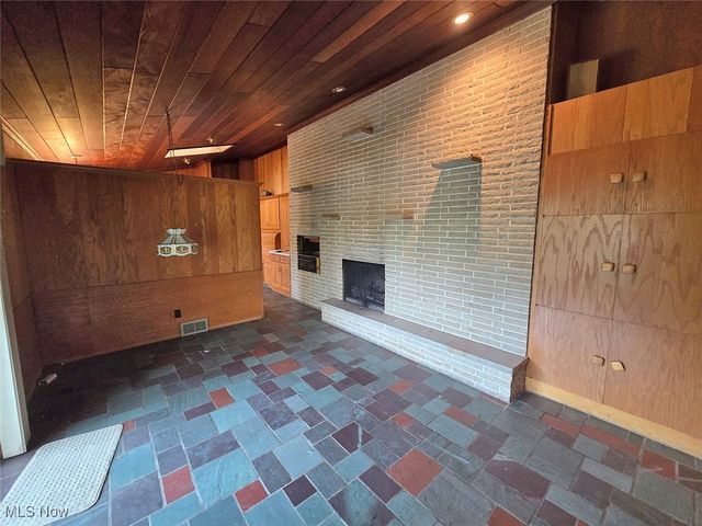 425 Tonawanda Trail SW, Hartville, OH 44632