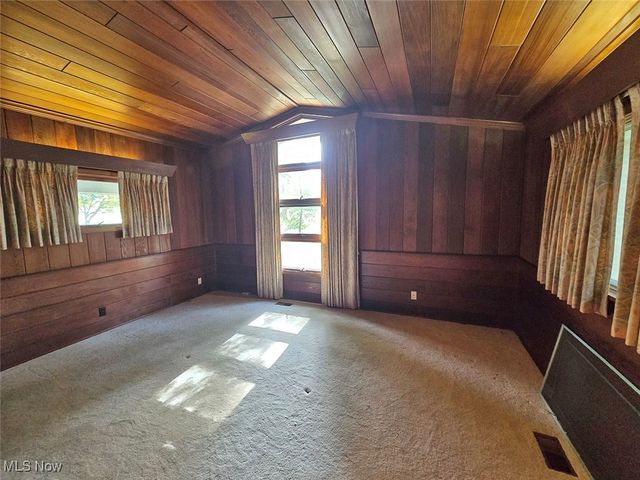 425 Tonawanda Trail SW, Hartville, OH 44632