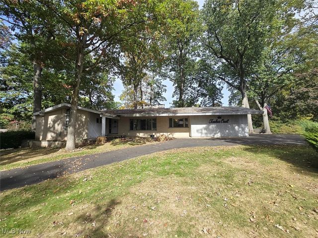 425 Tonawanda Trail SW, Hartville, OH 44632